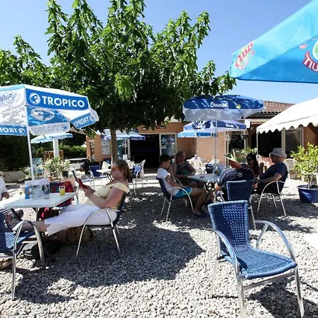 مكان تخييم Mobil-home Confortable Pour 4 Pers. - Api-1-52-2176 *